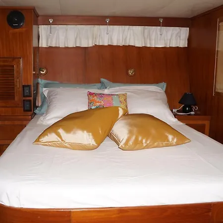 L'artemia Bateau A Quai Hotel en barco *